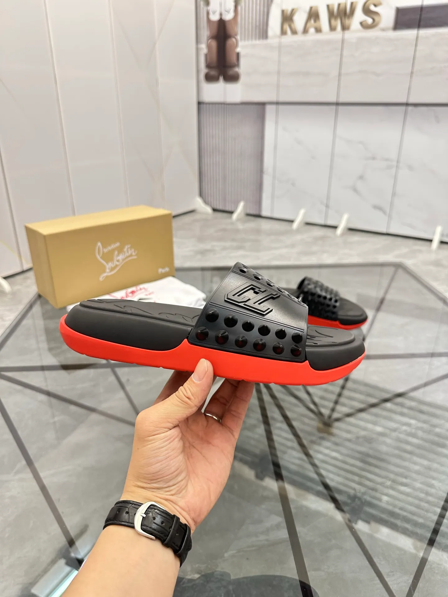 Men's shoes: 💰P300¥ Product trademark: CL red-soled shoes* "CL*" slippers Regular size: 38-44 (men's 45.46 can be customized) Product materials: imported cowhide upper, professional 5D craftsmanship, high-end rivets, sheepskin lining, original outsole. Number: 789
